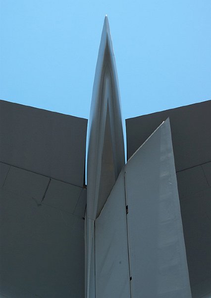 IMGP6465.jpg - Just before the Antarctic flights began the USAF allowed the public in to have a look through a C17 Globemaster.  This is a very large plane and quite an impressive piece of engineering.  I occasionally see one of these planes flying overhead on its way to or from the ice.We had to queue for about an hour and in the end we ran out of time when we were only halfway through the interior.  But I still took whatever photographic opportunities I could get.