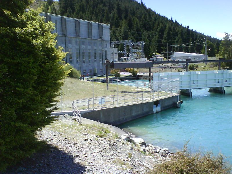 DSC00534.JPG - And back to the Tekapo A power station at the beginning of the canal.  On the other side of the hill is Lake Tekapo.