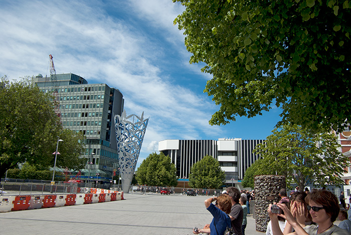 IMGP6666.jpg - Some more onlookers.  I am not sure what the fate of the white ANZ / IBM building is.  I think it's going to be repaired.