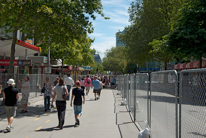 IMGP6679.jpg - People on the walkway to Cathedral Square