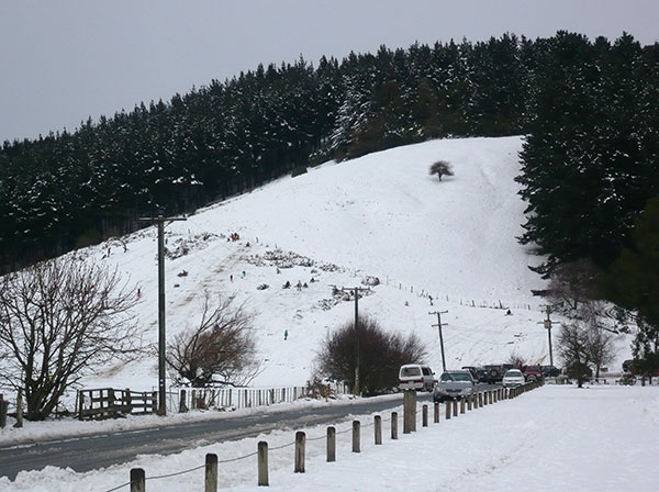P1050797.jpg - Worsley Road, there were people up on the hill enjoying the slopes