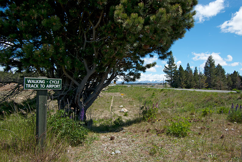 _IGP7580.jpg - I found a walking track that runs between the town and its airport.