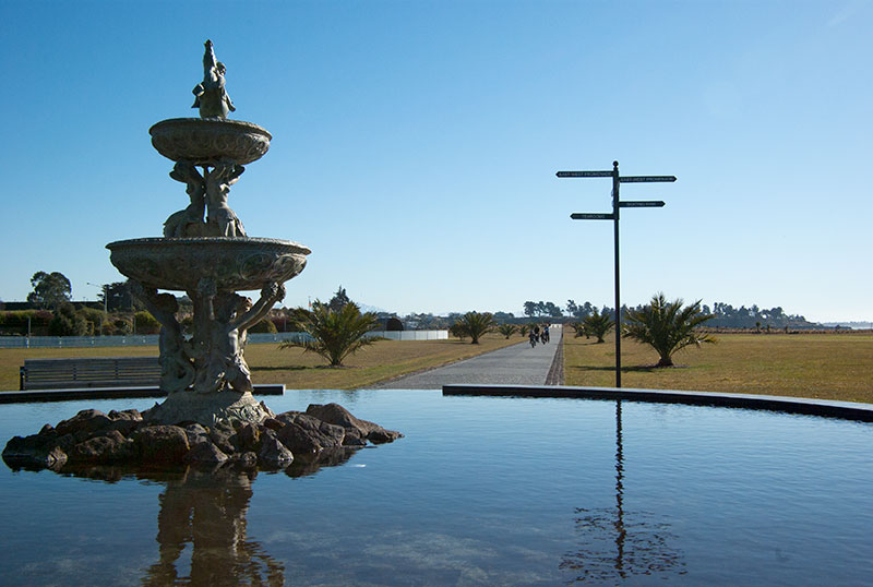 IMGP6422.jpg - A fountain in Caroline Bay