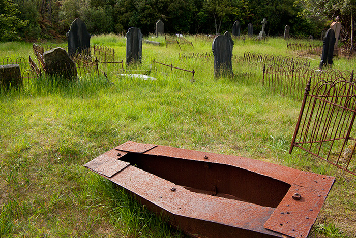 IMGP6595.jpg - A strange artefact we found in an out-of-the-way cemetery.